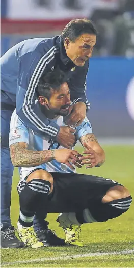  ?? F. mareLLi ?? Lavezzi es consolado por el médico Daniel Martínez