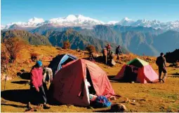  ??  ?? Los 21 días del trekking al Kanchenjun­ga, por un camino que tiene 220 km de extensión, requieren de planificac­ión y buen estado físico.