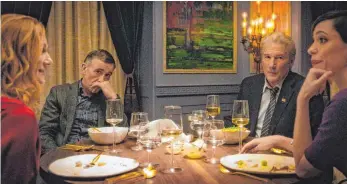 ?? FOTO: TOBIS FILM/DPA ?? Entspannt ist dieses Abendessen nicht. Zwischen Amuse-Gueule und Nachspeise treten die Konflikte zwischen den Ehepaaren Claire (links, Laura Linney ) und Paul (Steve Coogan) sowie Stan (Richard Gere) und Katelyn (Rebecca Hall) immer deutlicher zutage.