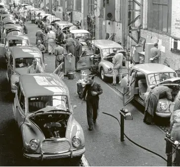  ?? ?? So sah die Produktion noch 1957 in der Innenstadt aus.