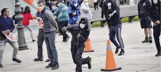  ?? Foto: dpa ?? In Pamplona protestier­en baskische Separatist­en gegen die Regierung Sánchez und die Corona-Auflagen.