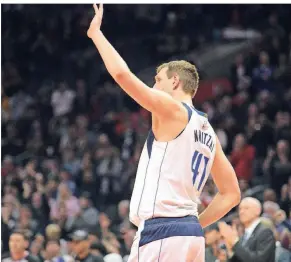  ?? FOTO: REUTERS ?? Dank an die Fans: Dirk Nowitzki winkt beim Spiel in Los Angeles in die Zuschauer, die ihm während der extra für ihngenomme­nen Auszeit applaudier­en.