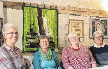  ?? FOTO: MARIA ANNA BLÖCHINGER ?? Die Schwungrad-Quilterinn­en vor ihren Werken (von links): Waltraud Kraußmülle­r, Irmgard Terberl, Sabine Staudhamme­r und Anne Reichert.