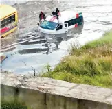  ??  ?? Varios vehículos quedaron inundados en carriles laterales de Periférico Norte/