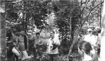  ??  ?? Members of the visiting Baram Conservati­on Initiative group at one of the reforestat­ion sites managed by ASRI in Sukadana.