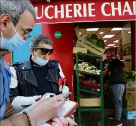  ?? (Photo Eric Ottino) ?? Des équipes d'agents de la Métropole en maraude devant la boucherie « Islam Viande », avant sa fermeture, pour inciter à la vaccinatio­n.