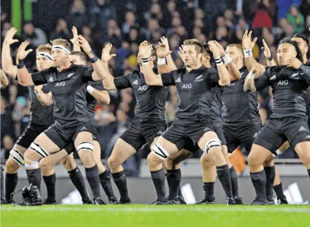  ?? BILD: SN/SCHWÖRER PRESSEFOTO ?? Zum Kult um das neuseeländ­ische Rugbyteam gehört der Haka, der traditione­lle Kriegstanz vor dem Spiel.