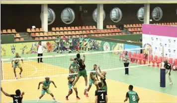  ??  ?? SMASH … Kingdom Rhinos’ veteran playmaker Hiresh Hiralal sets for power attacker, Sandile Khoza, (3) left of picture, during last weekend’s second round of the inaugural National Volleyball League at the University of KwaZulu-Natal’s Westville indoor...