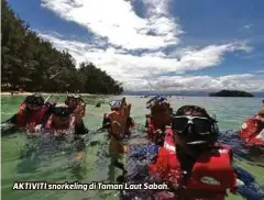  ??  ?? AKTIVITI snorkeling di Taman Laut Sabah.