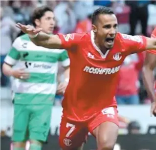  ?? ?? Santos Laguna y Toluca saldaron el partido que tenían pendiente de la Jornada 7, encuentro en el que los Diablos ardieron en patio ajeno.