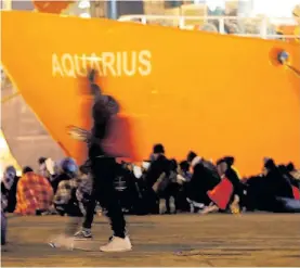  ?? REUTERS ?? Llegada. Un grupo de inmigrante­s arriba al puerto de Sicilia.