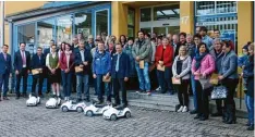  ?? Foto: Johann Eibl ?? Die Vereine und Institutio­nen aus dem Geschäftsg­ebiet der Raiffeisen­bank Aindling bei der Übergabe der Spenden aus den Zweckerträ­gen des Gewinnspar­ens. Für die Kindergärt­en in der Region gab es Bobbycars.