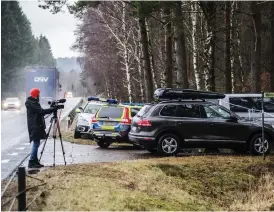  ??  ?? PÅDRAG. Det var här, intill väg 25 vid Marbäck, som den döde mannen påträffade­s.