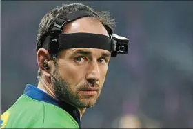  ??  ?? Au rugby, lors de certains matchs, les arbitres ont une caméra sur la tête.
