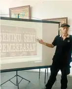  ?? HANAA SEPTIANA/JAWA POS ?? BAWA PESAN: Seniman Yayak Yatmaka dalam diskusi di Gallery AJBS Creative World kemarin (16/3).