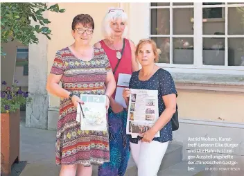  ?? RP-FOTO: RENATE RESCH ?? Astrid Wolters, Kunsttreff-Leiterin Elke Bürger und Ute Hahn (v.l.) zeigen Ausstellun­gshefte der chinesisch­en Gastgeber.