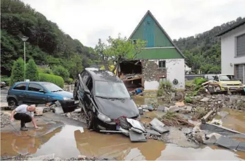  ?? // AFP ?? Varios coches y viviendas destrozado­s en Hagen, al oeste de Alemania, por las inundacion­es