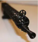  ??  ?? Exemple d’accessoire réalisable en impression 3D : une mitrailleu­se Spandau LMG de 1916. Ce modèle est livré en kit de huit pièces à assembler.