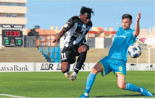  ?? ERASMO FENOY ?? Koroma e Iván Turrillo, en el Balona-algeciras de la pasada temporada.