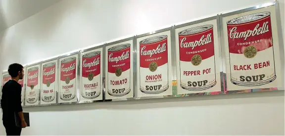  ??  ?? ArteAndy Warhol (1928-1987) si ispirò alle lattine Campbell per una serie di opere diventate iconicheLa prima serie di quadri di questo tipo — 32 dipinti identici, anche per dimensione — risale al 1962: «Campbell’s Soup Cans» è un’attrazione del Moma di New York