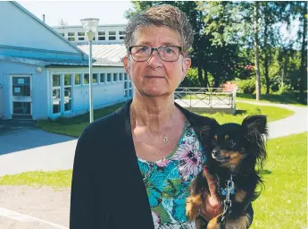  ?? FOTO: MICHAEL FOLMER ?? FÖRSÄMRING. Väsbybon Ann-Charlotte Saarinen går förbi Smedbygård­en med sin hund Ivan. Hon tycker att fritidsgår­darna var bättre när hennes barn växte upp.
