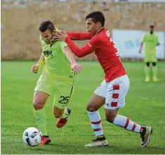  ?? Foto: Klaus Rainer Krieger ?? Wieder für den FCA am Ball: Raúl Bobadilla (rechts Owen Wijndal) gab im Testspiel gegen Alkmaar sein Comeback.