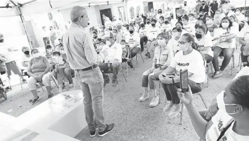  ?? /Fotos: antonio melÉndez ?? Marcelo torres cofiño, candidato del pri a la presidenci­a municipal de torreón, recorrió las colonias del sector oriente, donde escuchó las demandas de los vecinos