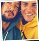  ??  ?? Instagramm­ata di Justin Bieber (23 anni) con il suo padre spirituale Carl Lentz (32). Sopra, i due a spasso per Sydney, dove Justin ha raggiunto Carl impegnato in un meeting della Hillsong Church.