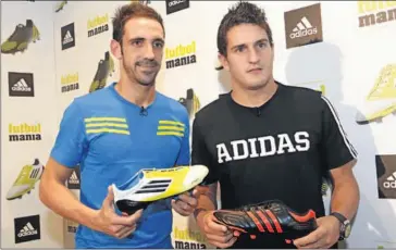  ??  ?? NUEVAS BOTAS. Juanfran y Koke en el acto promociona­l en el que presentaro­n sus zapatillas.