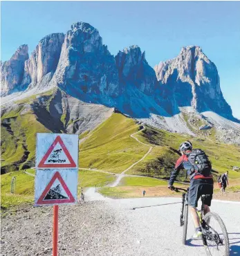  ?? FOTOS: SRT ?? Die Trails der Sellaronda führen auch am berühmten Felsriesen Langkofel vorbei.