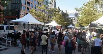  ?? BOSTON HERAlD FIlE ?? KENNEDY TREES: People stroll among the many vendors during the ninth annual Boston Local Food Festival in September 2018 on the Rose Kennedy Greenway.