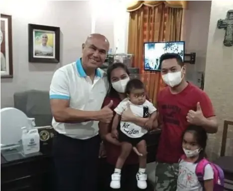  ?? — Mabalacat CIOphoto ?? SUPPORT
Mayor Crisostomo Garbo offers financial assistance and spiritual support to one-year-old baby Zachary who was diagnosed with cirrhosis, a chronic liver disease.