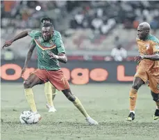  ?? /GETTY IMAGES. ?? Karl Toko Ekambi (7) escapa de la zaga marfileña antes de anotar el gol del triunfo para los camerunese­s.