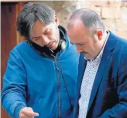  ?? MEDIASET ?? Alberto Caballero y Carlos Areces en el rodaje de ‘El pueblo’.