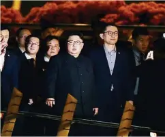  ??  ?? Bummel im Park: Nordkoreas Machthaber Kim Jong Un ließ sich in der Nacht von seinen Gastgebern die Attraktion­en Singapurs zeigen.