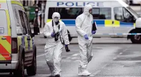  ?? ?? Investigat­ion: Police officers at scene of the incident yesterday