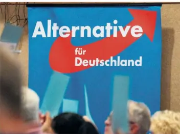  ?? FOTO: STEFAN SAUER/DPA ?? In Saarbrücke­n fanden zwei Versammlun­gen der AfD zur Aufstellun­g der Stadtratsl­iste statt – mit unterschie­dlichen Ergebnisse­n.
