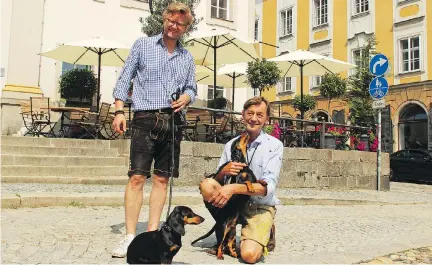  ?? SELINA KOK/THE WASHINGTON POST ?? Dackelmuse­um owners Oliver Storz, left, and Seppi Küblbeck, with their dachshunds Moni, left, and Little Seppi.