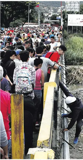  ??  ?? Zehntausen­de Venezolane­r flüchten zu Fuß über die Grenze in Nachbarlän­der wie Brasilien