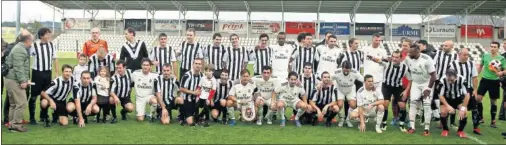  ??  ?? FOTO DE FAMILIA. Los veteranos del Real Unión y del Real Madrid posaban ayer antes de empezar el partido en el Stadium Gal.