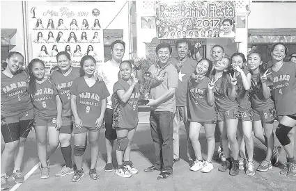  ?? /Tampo nga hulagway ?? ■ CHAMPIONS. Si Pajo barangay captain Junard “Ahong” Chan (tunga) maoy mitunol sa championsh­ip trophy ngadto sa Disctrict 1 nga maoy ningkampiy­on sa Pajo Fiesta Cup Sportsfest ‘17 volleyball women’s division.