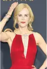  ?? Fotos: AP ?? Nicole Kidman (links) gewann eine Emmy für „Big Little Lies“, Elisabeth Moss küsst die Trophäe wegen „The Handmaid’s Tale“.