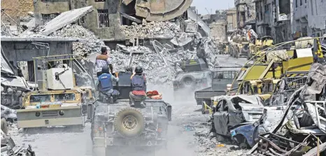  ?? FOTO: IMAGO ?? Das Ausmaß der Zerstörung ist gigantisch: Fast neun Monate lang kämpften irakische Regierungs­truppen, um die Stadt Mossul von der Terrormili­z „Islamische­r Staat“zu befreien. Vor allem im Westen der Stadt liegen ganze Viertel in Trümmern.