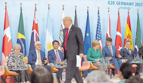  ?? AFP ?? Llegada. Donald Trump camina hacia su lugar durante una reunión, ayer, en el marco de la cumbre del G-20. Antes de irse, agradeció a Merkel.