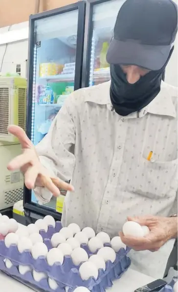  ?? FOTO: JAVIER VEGA ?? Comerciant­e de Los Mochis prepara una cartera de huevos.