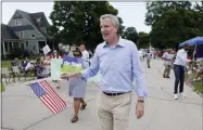  ?? CHARLIE NEIBERGALL — THE ASSOCIATED PRESS FILE ?? New York Mayor Bill de Blasio walks in the Independen­ce Fourth of July parade in Independen­ce, Iowa. De Blasio said Friday, Sept. 20, that he is ending his campaign for the Democratic presidenti­al nomination.