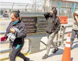  ?? AFP ?? Migrantes son expulsados a México bajo el título 42 /