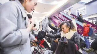  ?? CHINATOPIX VIA ASSOCIATED PRESS ?? Consommatr­ice chinoise dans un magasin de Hangzhou, dans l’est du pays