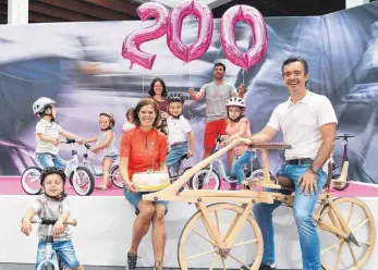  ?? FOTO: FELIX KÄSTLE ?? 200 Jahre Fahrrad: Die Messe feiert mit. Besonderes Highlight für den Radnachwuc­hs ist am Eurobike FestivalDa­y die Aktion „200 Kids für 200 Jahre Fahrrad“, bei der es tolle Preise zu gewinnen gibt.