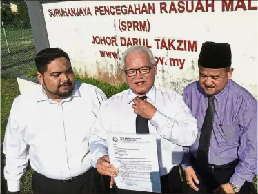  ??  ?? Demanding more checks: Khairuddin showing the report made at the MACC Johor headquater­s in Kempas. Looking on are Pulai Sebatang assemblyma­n Taqiuddin Cheman (left) and Permas assemblyma­n Datuk Seri Che Zakaria Mohd Salleh.